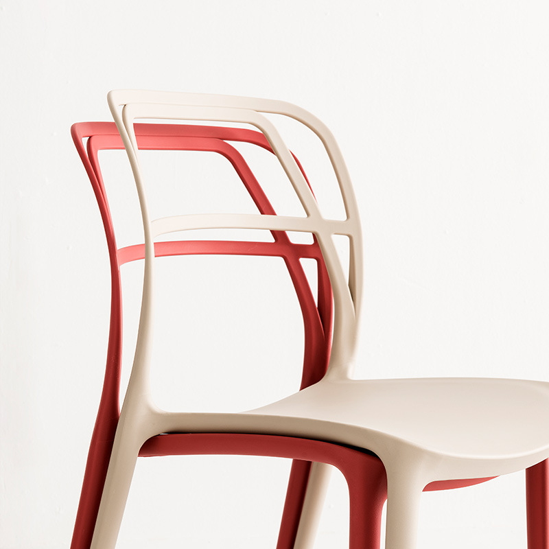 Moderne design farverig armløs fast ryglæn udendørs enkel lounge plast spisestol